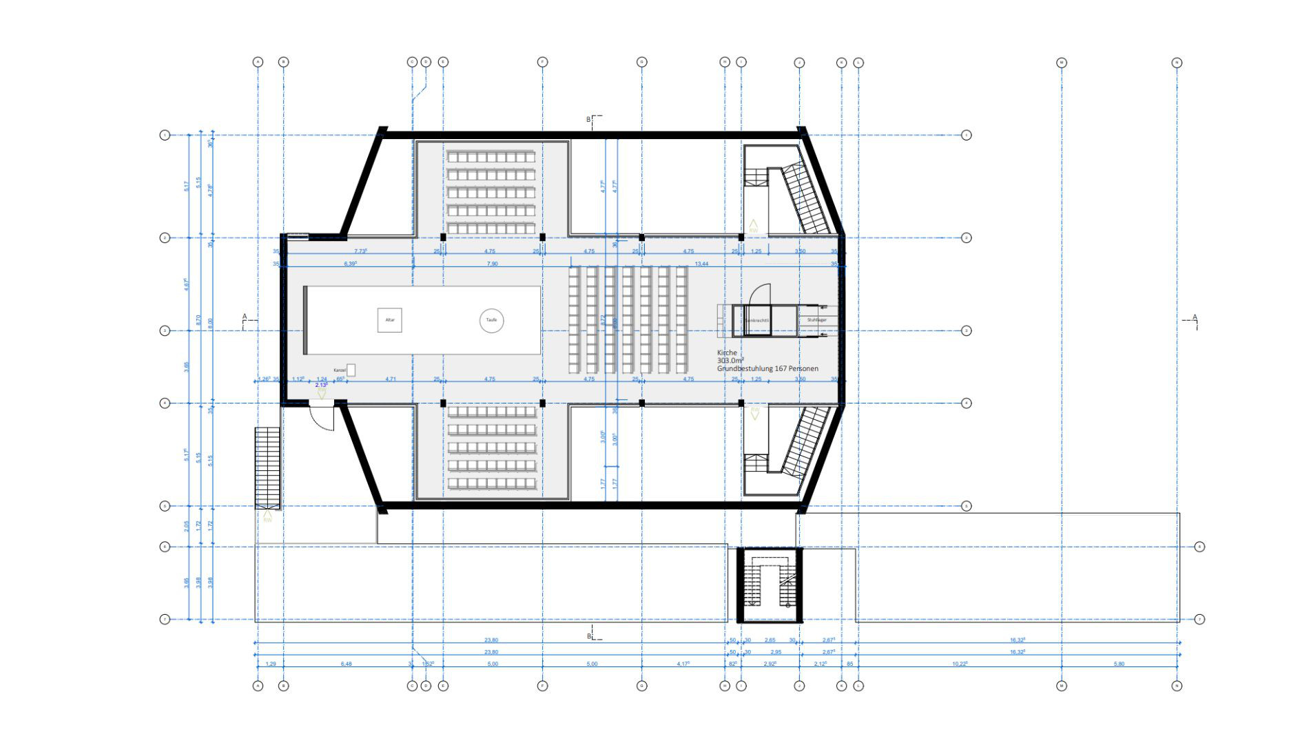 Grundriss des Kirchenraums Rüsselsheim mit Sitzanordnung, Altarbereich und Erschließungselementen.