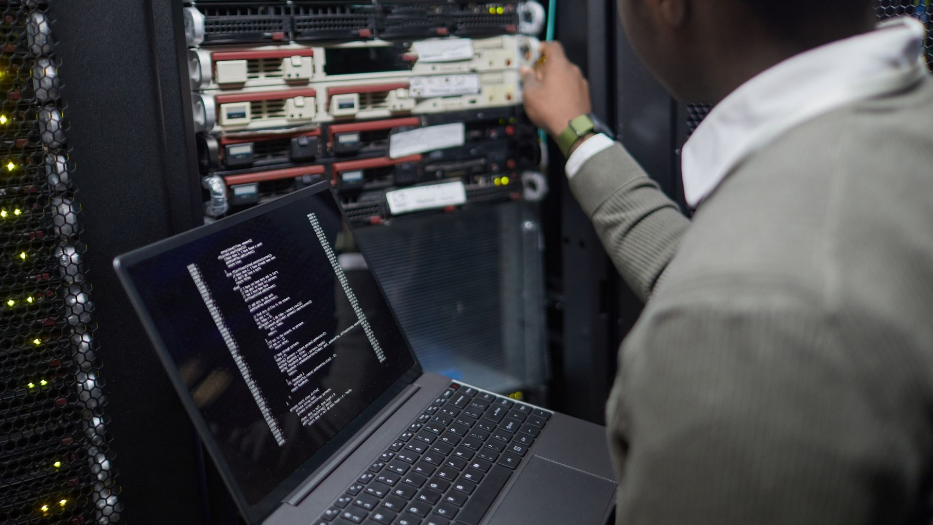 IT-Experte arbeitet an Serverinfrastruktur