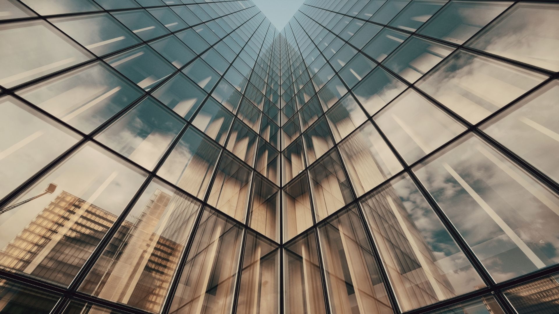 Moderne Glasfassade eines Hochhauses mit Spiegelung