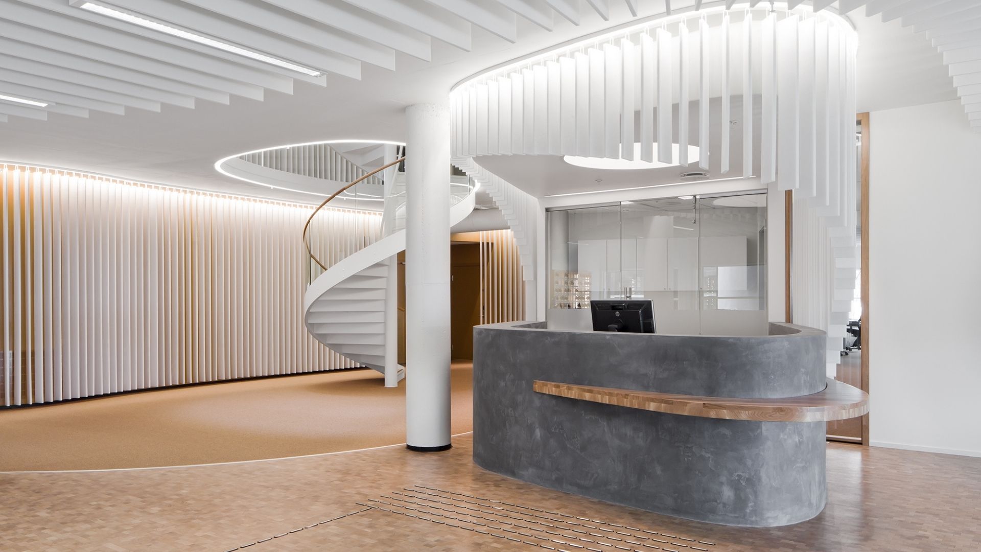 Moderner Empfang mit Wendeltreppe im Bürogebäude