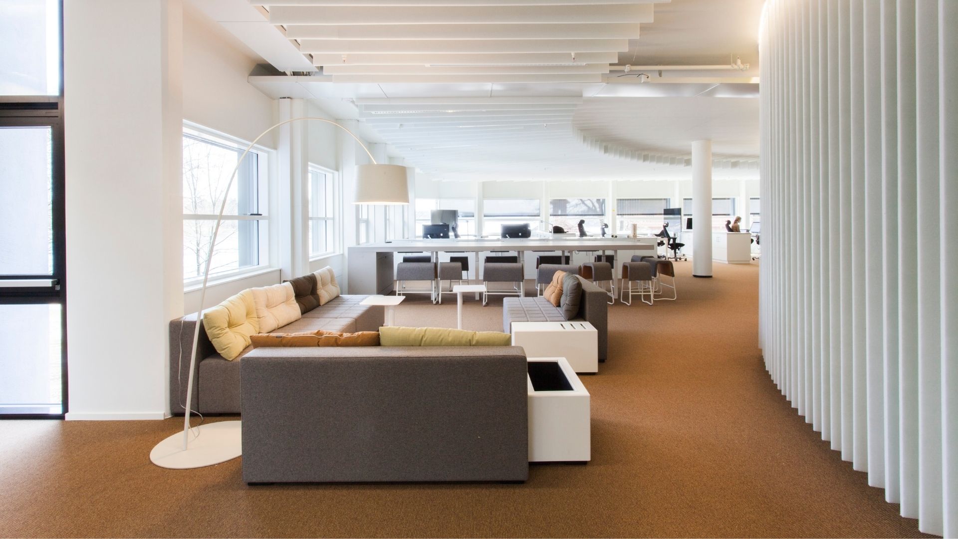 Offene Bürofläche mit Lounge und Arbeitsplätzen