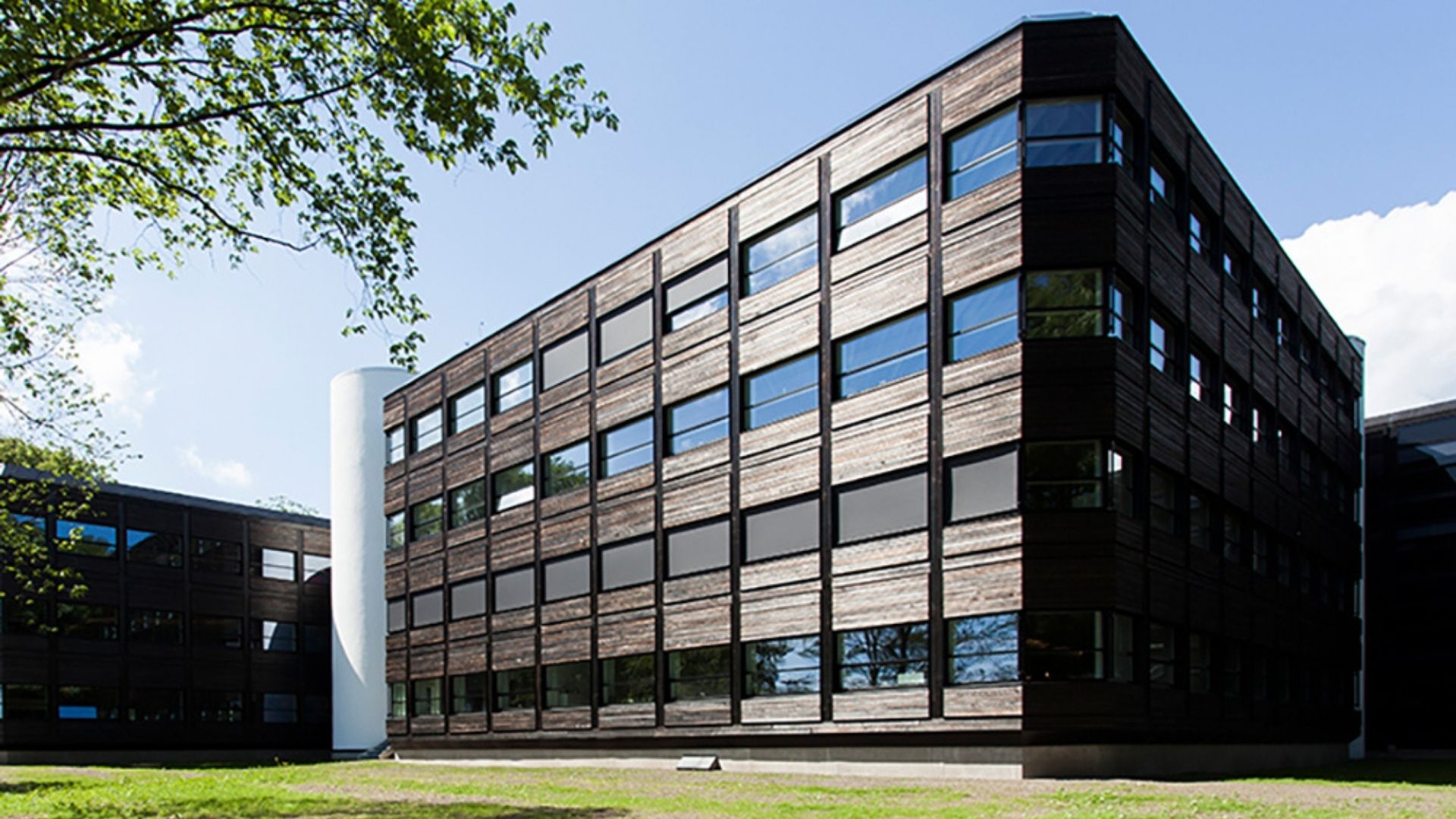 Nachhaltiges Bürogebäude mit Holzfassade