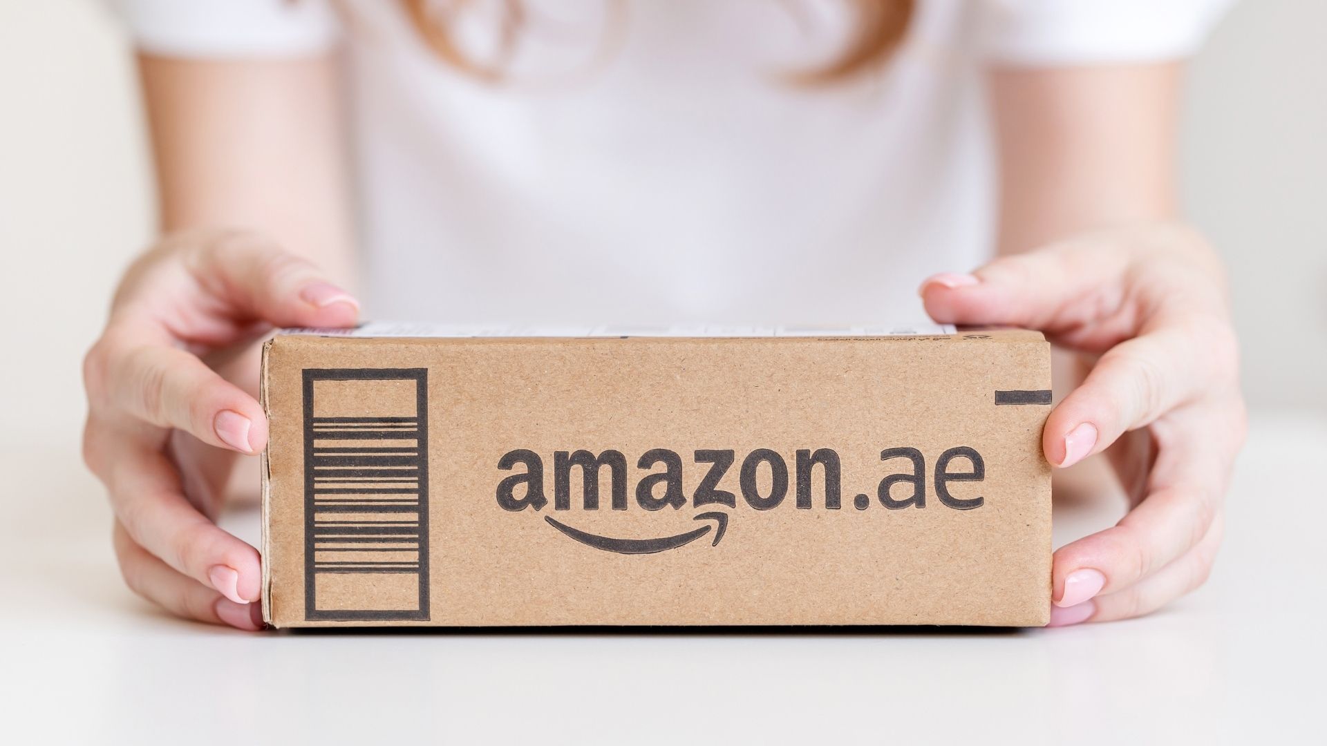 Hands on an Amazon Paket