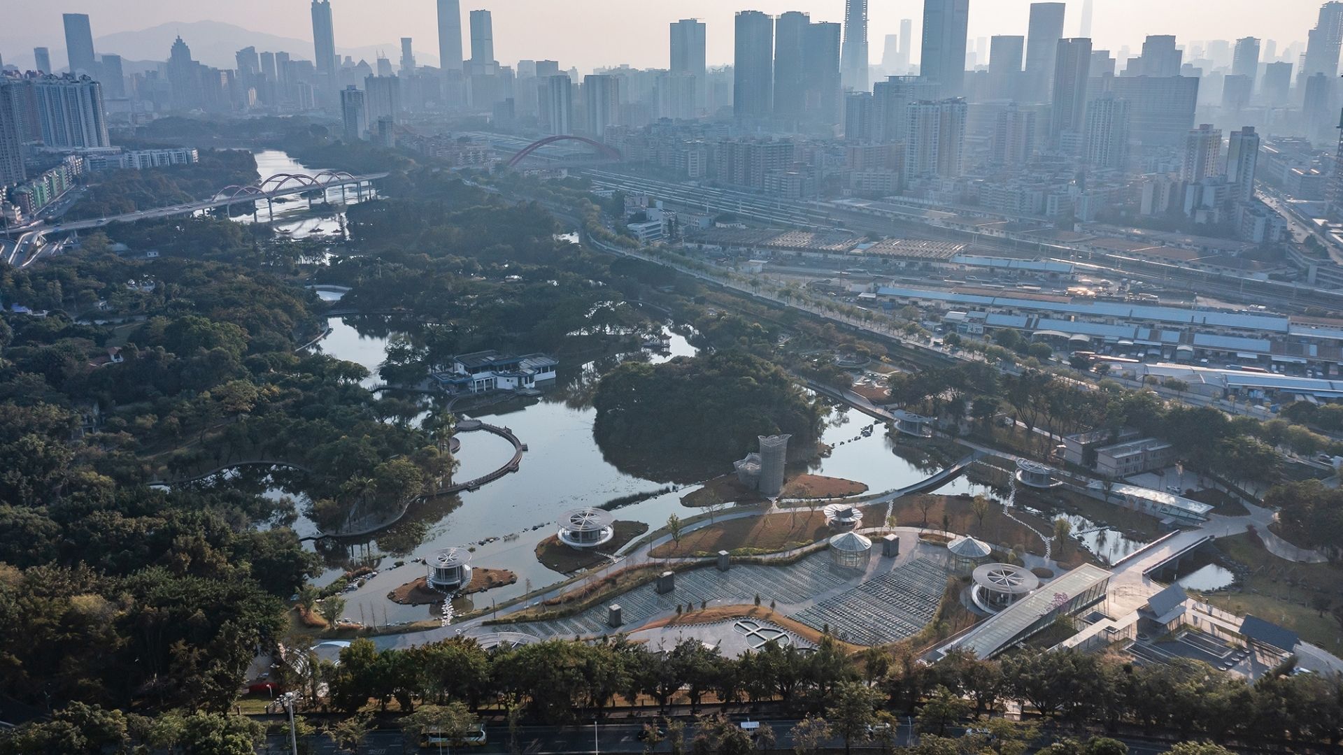 Shenzhen wächst sehr rasant und oft unkoordiniert. Die Behörden haben deswegen Schwierigkeiten, die nötige Infrastruktur schnell genug aufzubauen. (Foto: © Zhangchao)