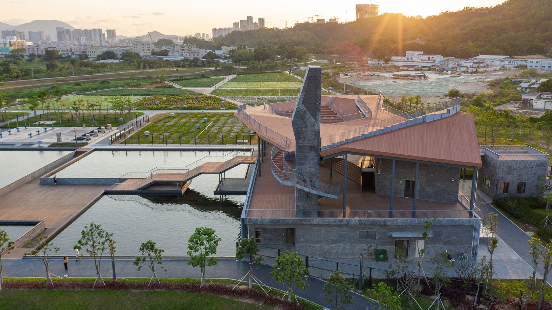Beim Projekt »Pingshan Terrace« wurde ein 3.5 Kilometer langer Abschnitt am Ufer des gleichnamigen Flusses gestaltet und aufgewertet. Die technischen Anlagen befinden sich auch hier unter dem Park. (Foto: © Zhangchao)