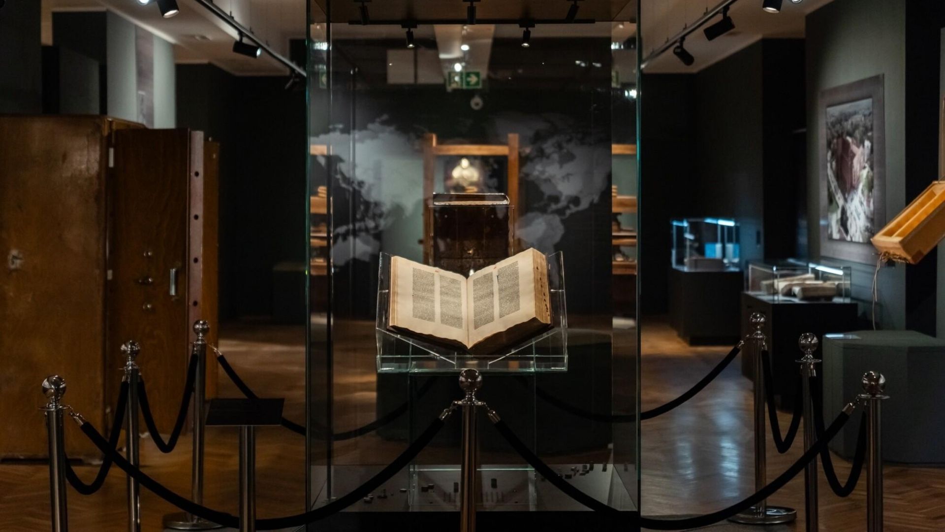Historische Bibel in Glasvitrine im Museum