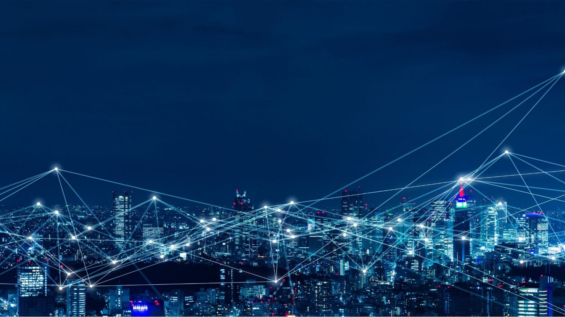 Vernetzte Smart City mit digitaler Infrastruktur bei Nacht