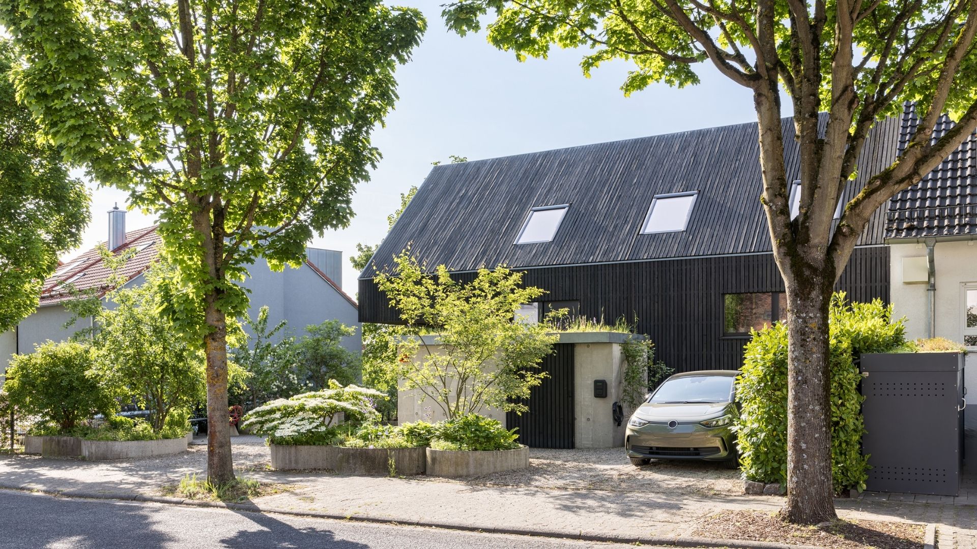 Energieeffizientes Wohnhaus mit Ladepunkt für E-Auto