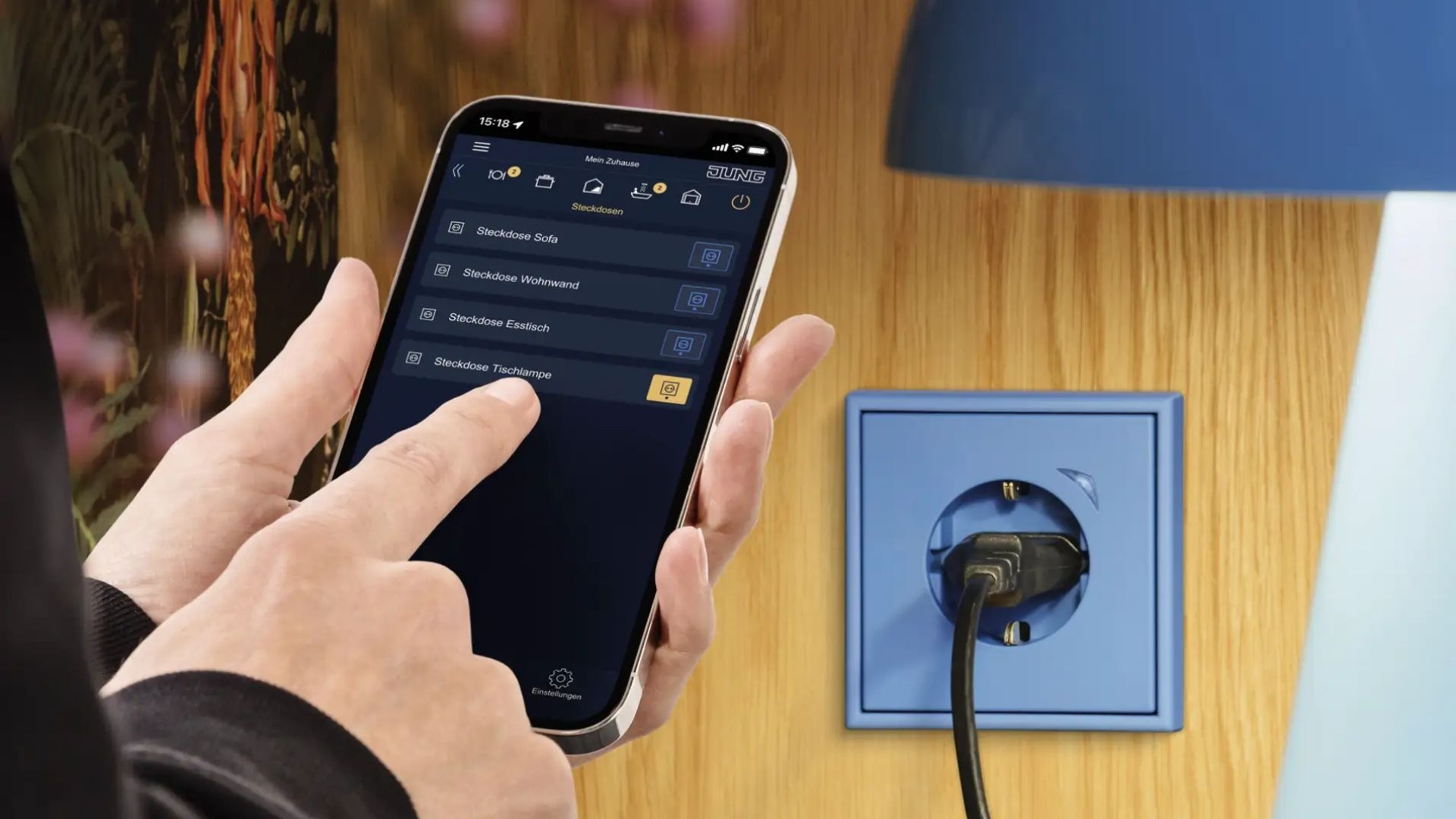 Smartphone steuert smarte Steckdose im Wohnraum