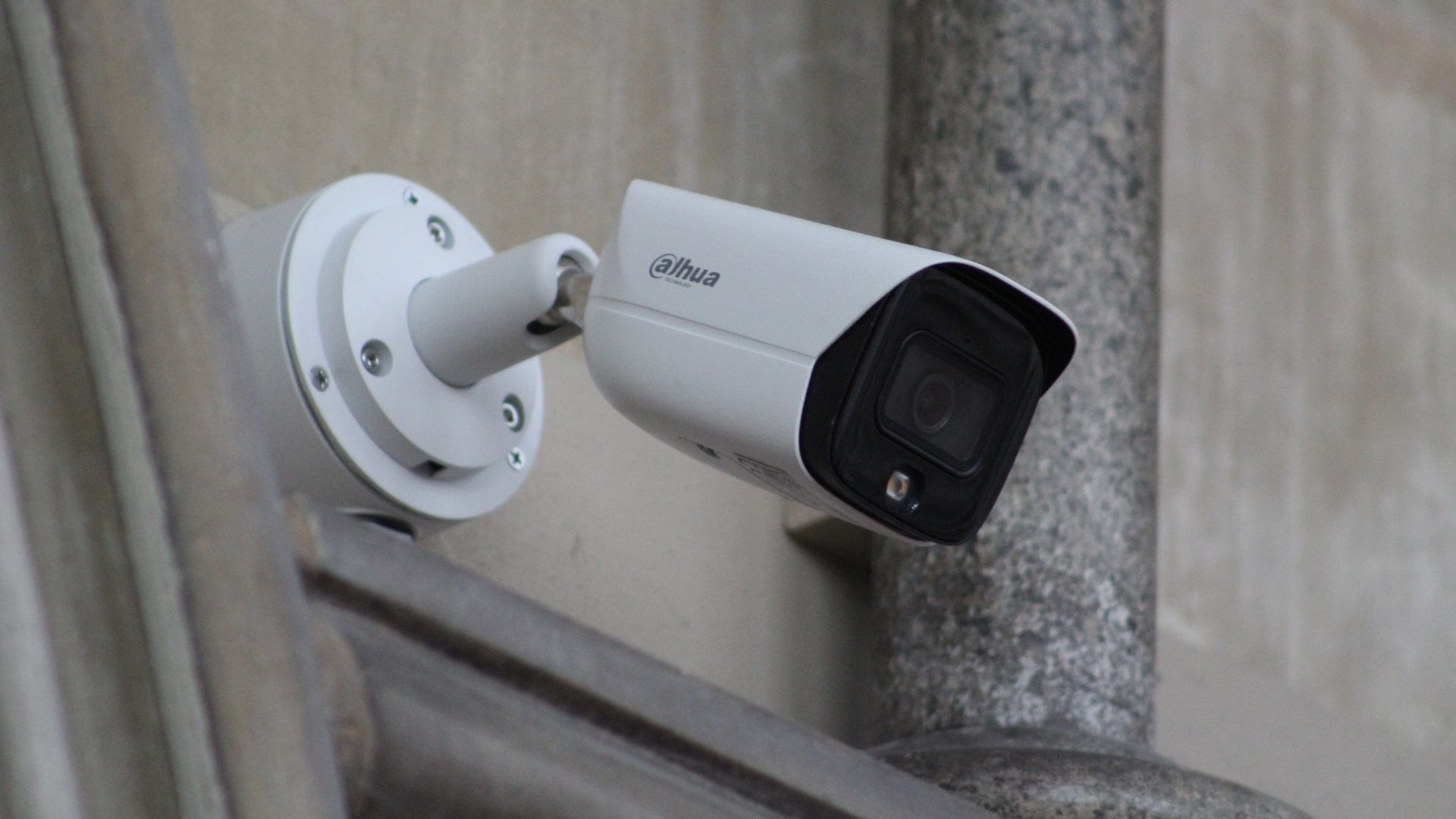 Wandmontierte Überwachungskamera im Detail