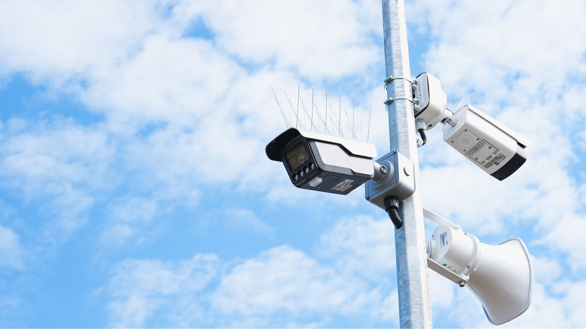 Überwachungskameras und Lautsprecher am Mast
