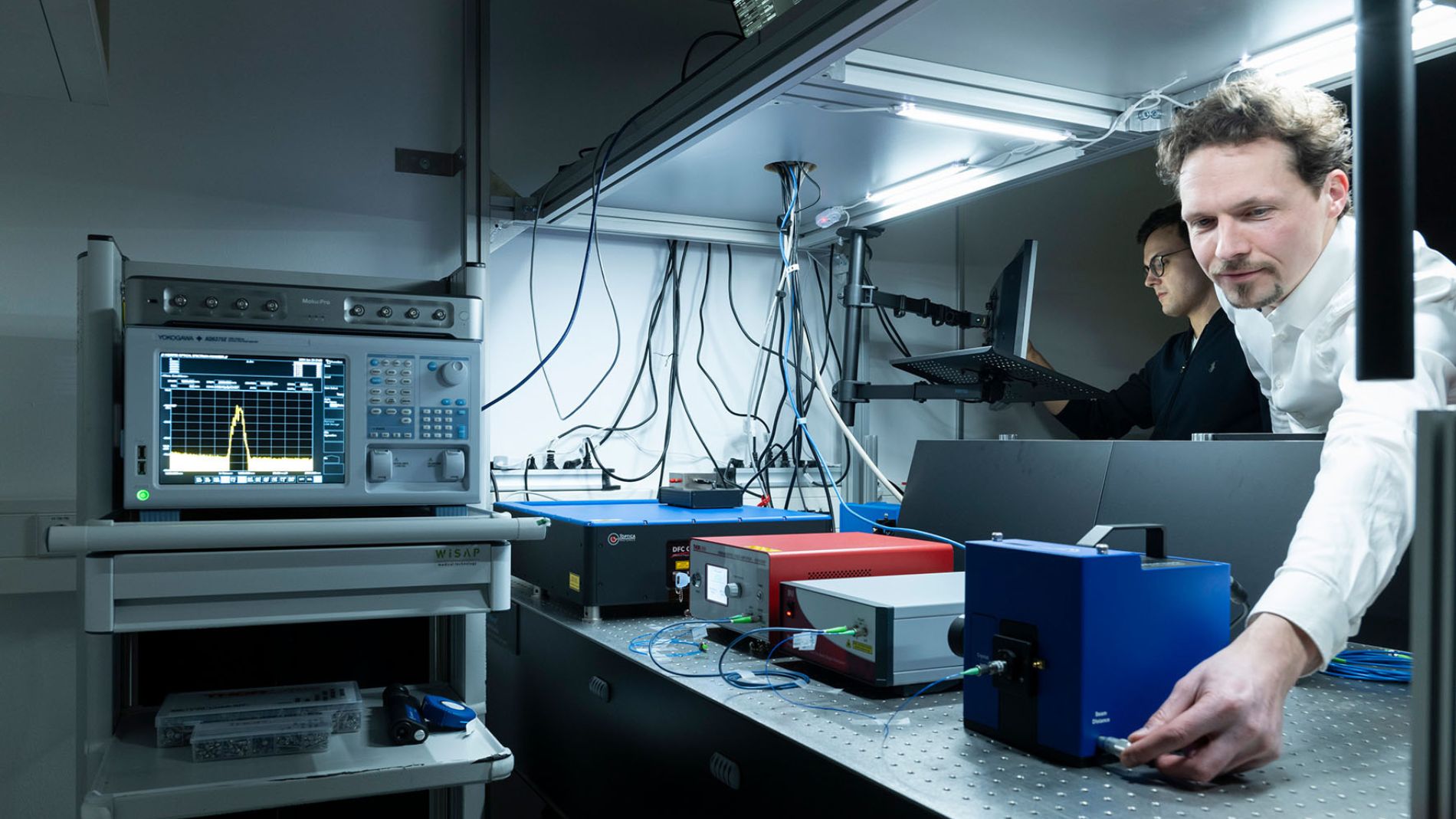 Dr. Bennet Fischer und Prof. Dr. Mario Chemnitz am Leibniz-Institut für Photonische Technologien in Jena