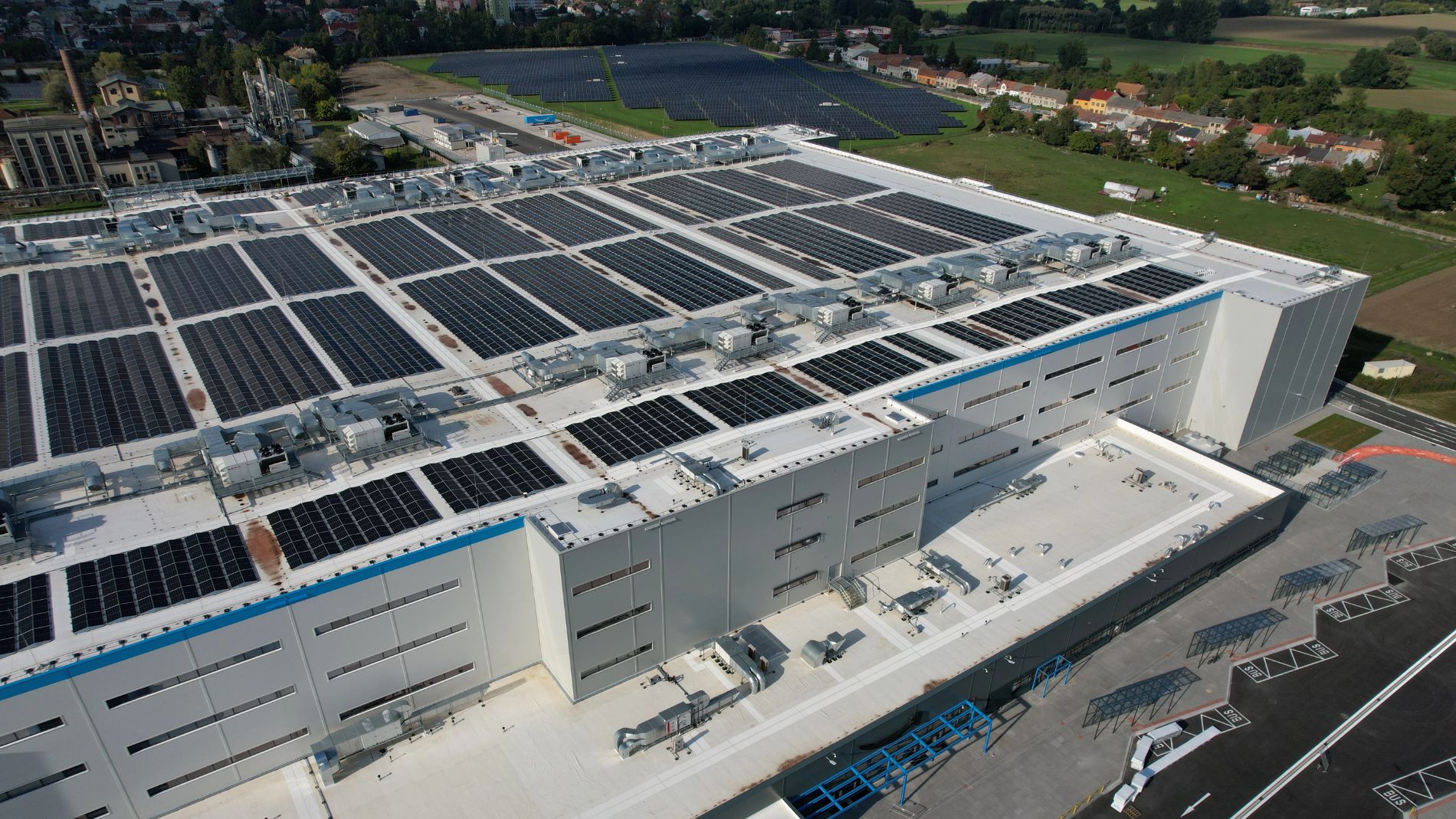 Blick auf ein Gebäude mit Photovoltaikanlagen