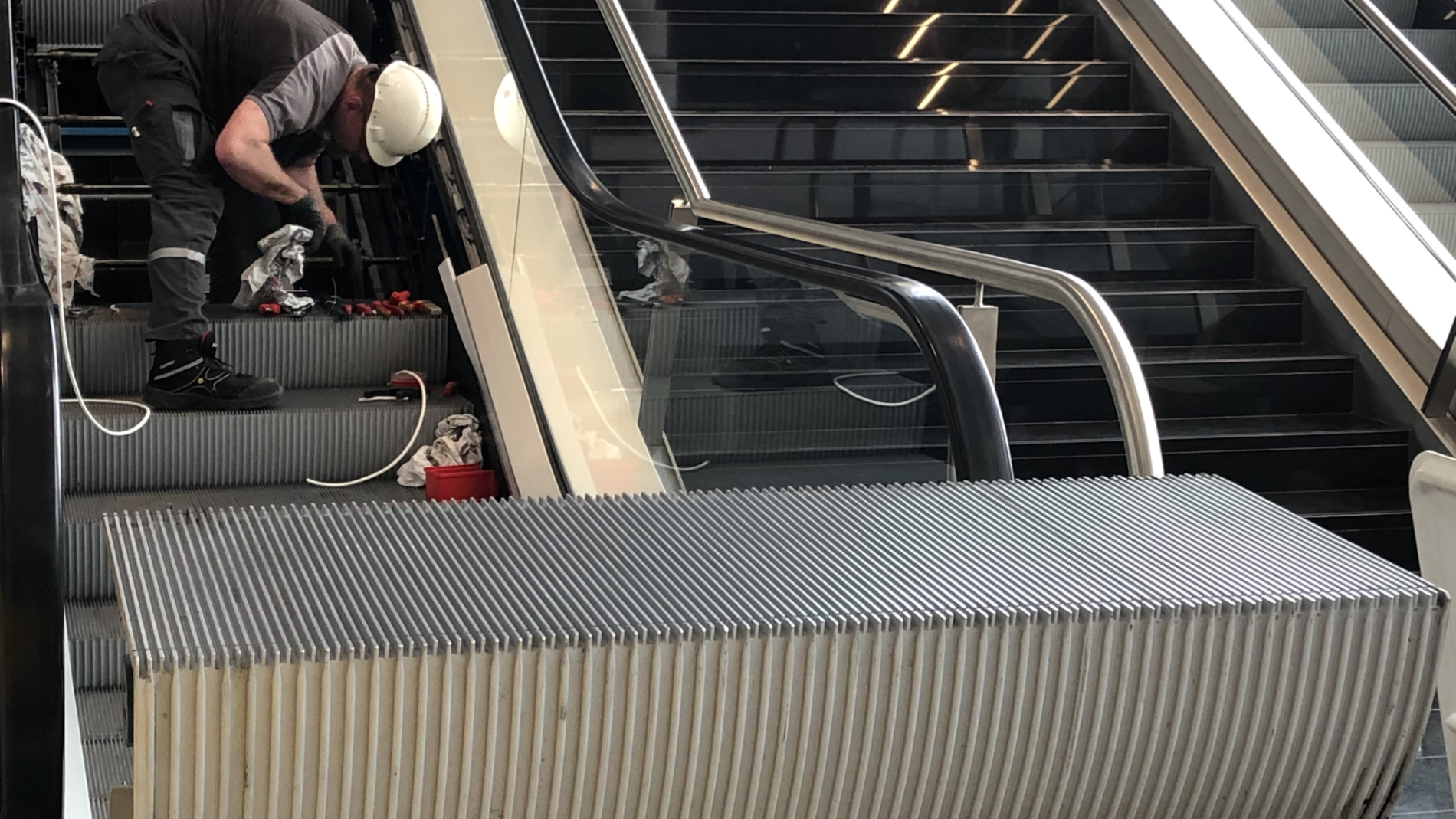 Installation works in the staircase area of escalators in the Congress Center Messe Messe Frankfurt (CMF) 2022. Source: E2 Forum I Messe Frankfurt Exhibition GmbH