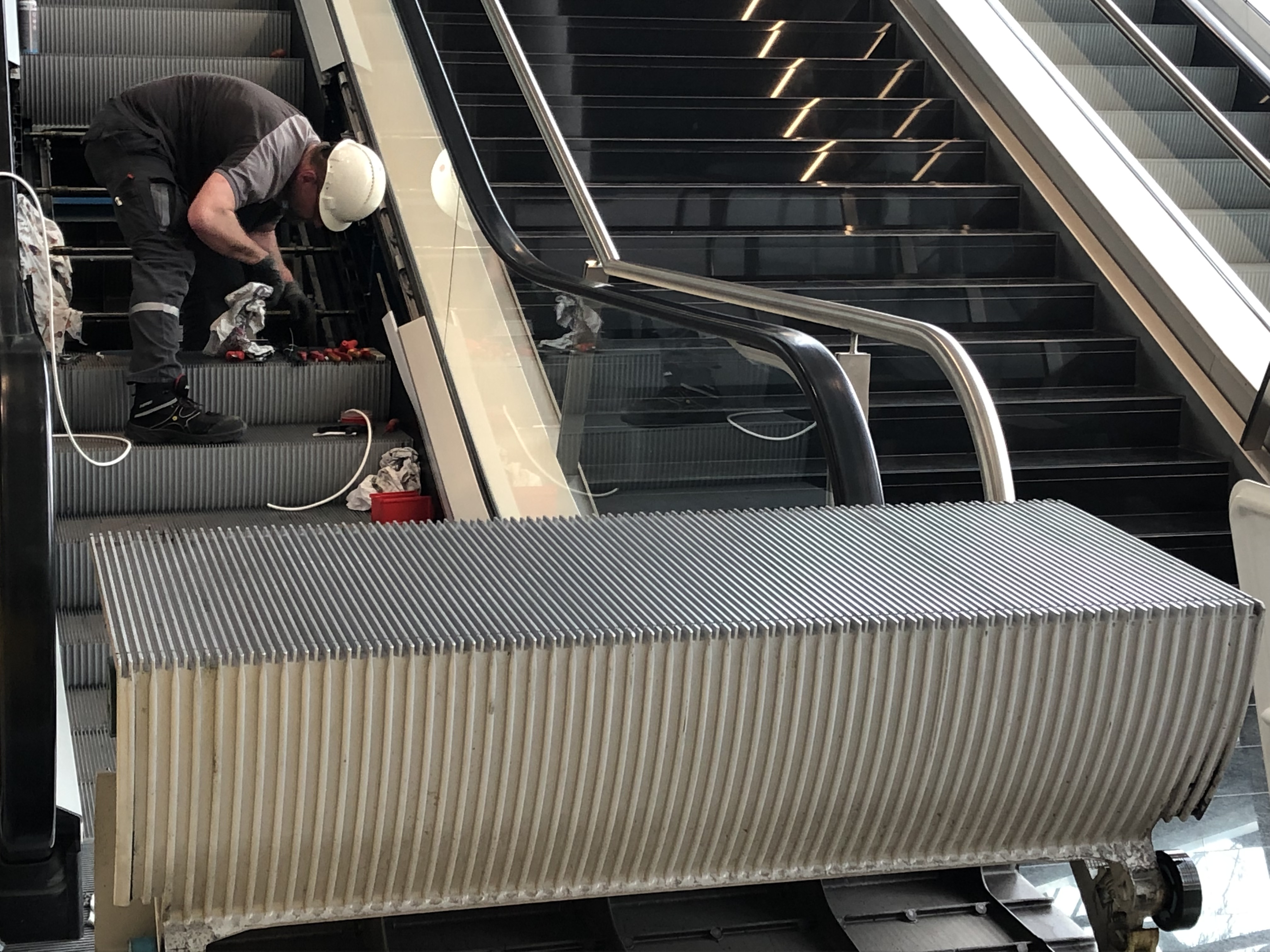 Einbauarbeiten im Stufenbereich der Fahrtreppen im Congress Center Messe Frankfurt (CMF) 2022.