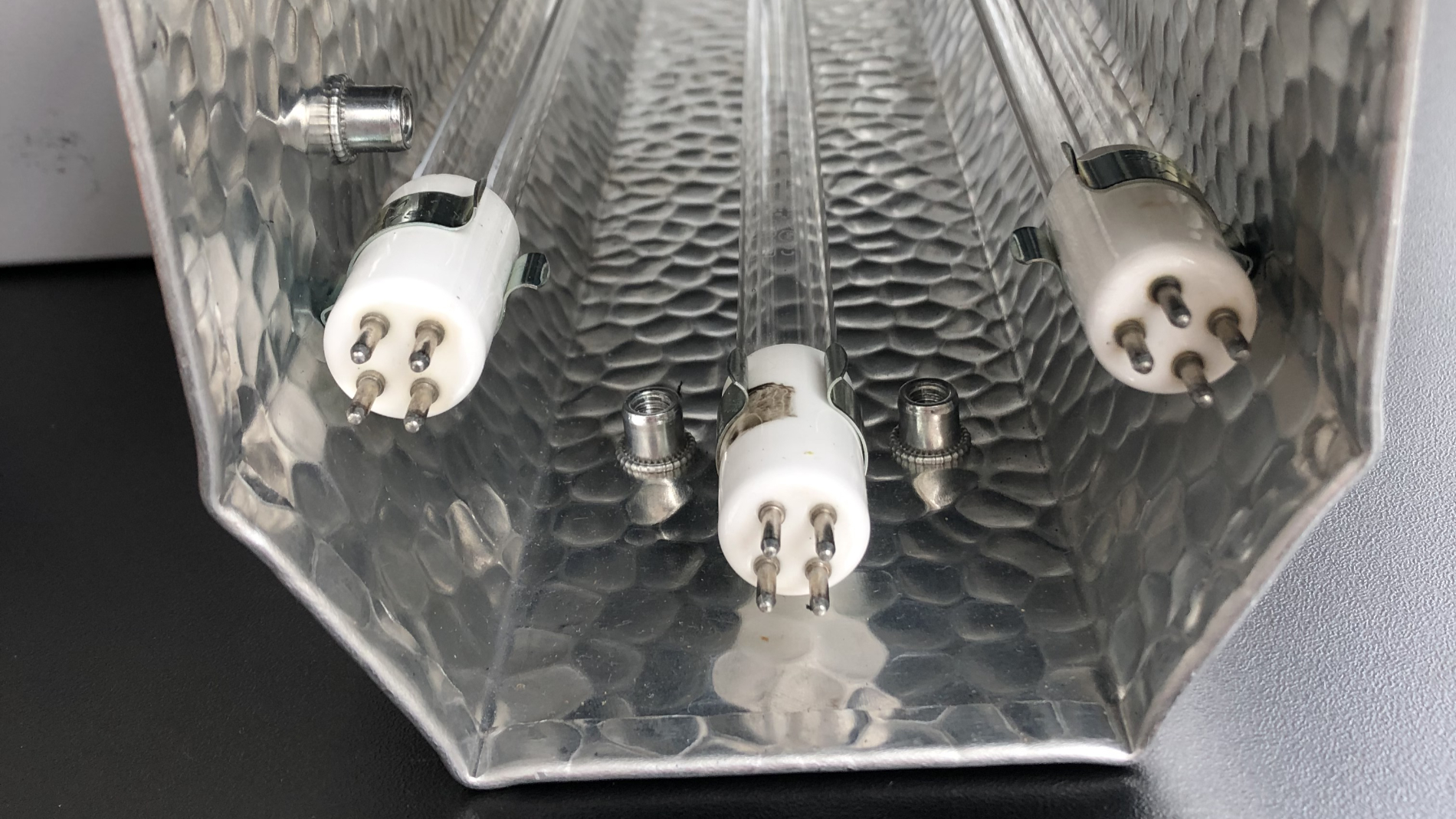 Die UV-C-Licht-basierte Handlaufhygiene-Anlage Escalite von UVIS UV-Innovative Solutions: Drei Lichtquellen pro Modul entkeimen die Oberfläche im Rücklauf – im Testlauf noch sichtbar, im Betrieb dann fahrgastsicher verkleidet im Stufenbereich.