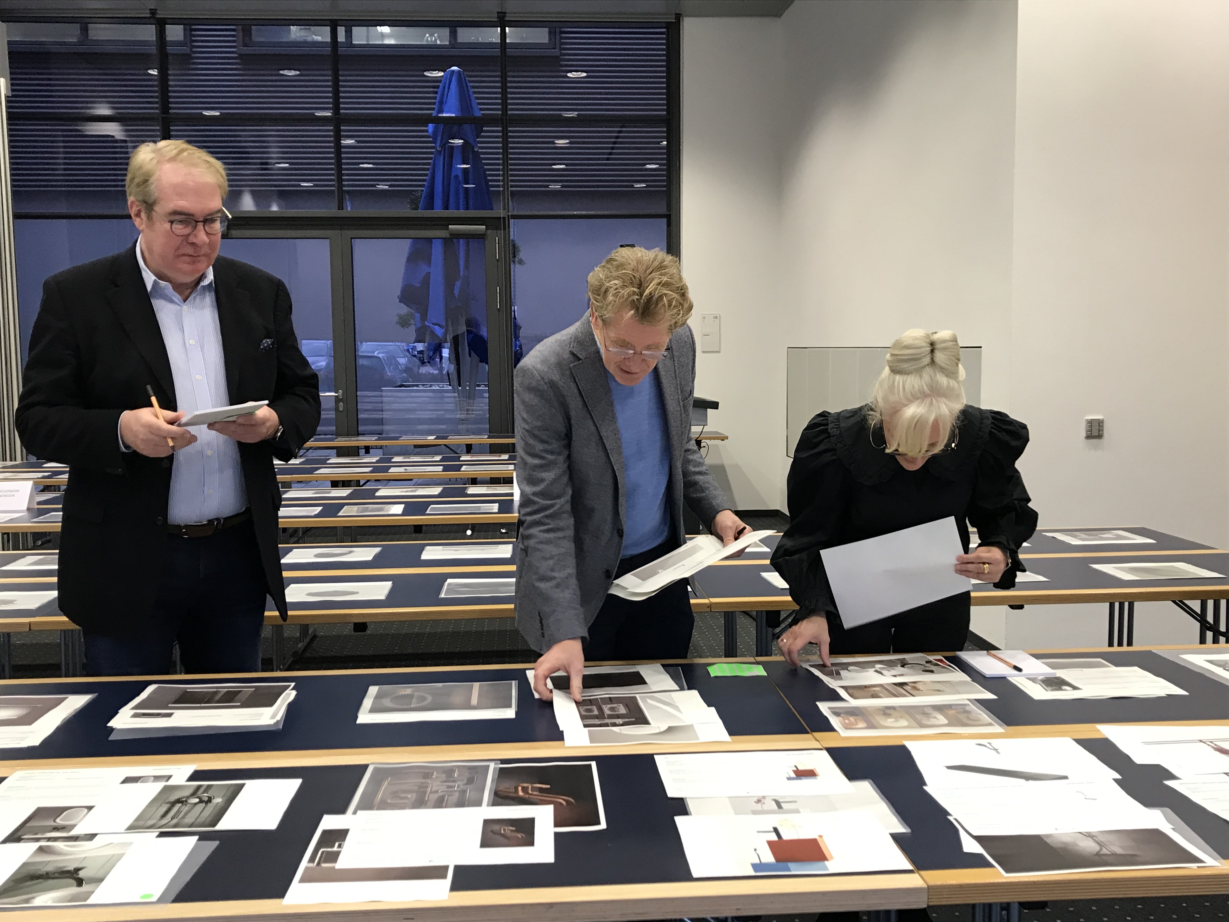 All entries were first considered individually by the jurors and  then discussed and evaluated together. From left to right: Jens Wischmann, Bernhard Heitz and Corinna Kretschmar-Joehnk.