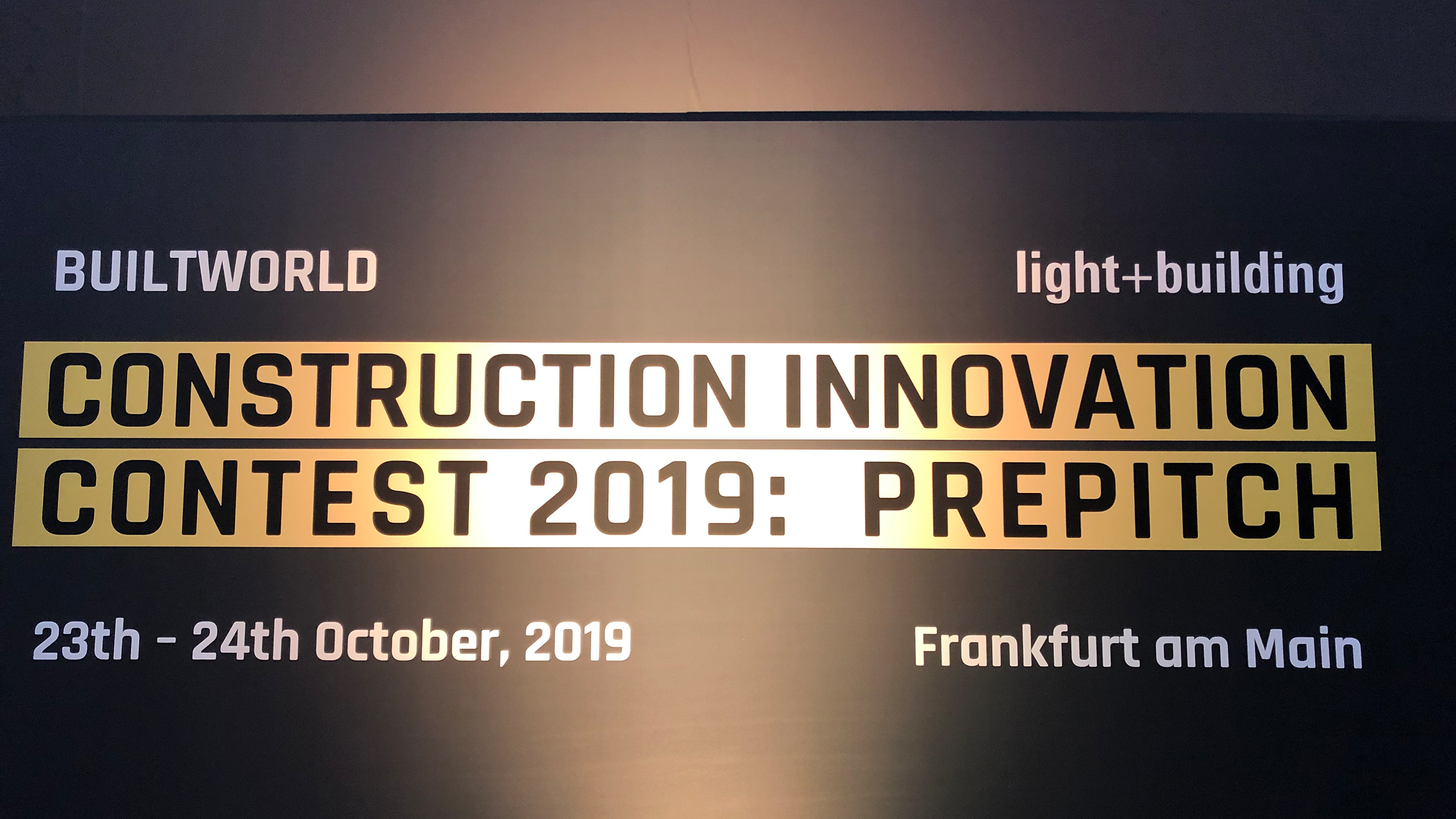 In hall 9.0 of Messe Frankfurt, the two-day prepitch of the construction and real estate industries on 23 and 24 October 2019 brought 25 of the original 350 applicants into the next competition round –  the finals at Light + Building in March 2020.  (Source: Messe Frankfurt / EBU 62 2019)