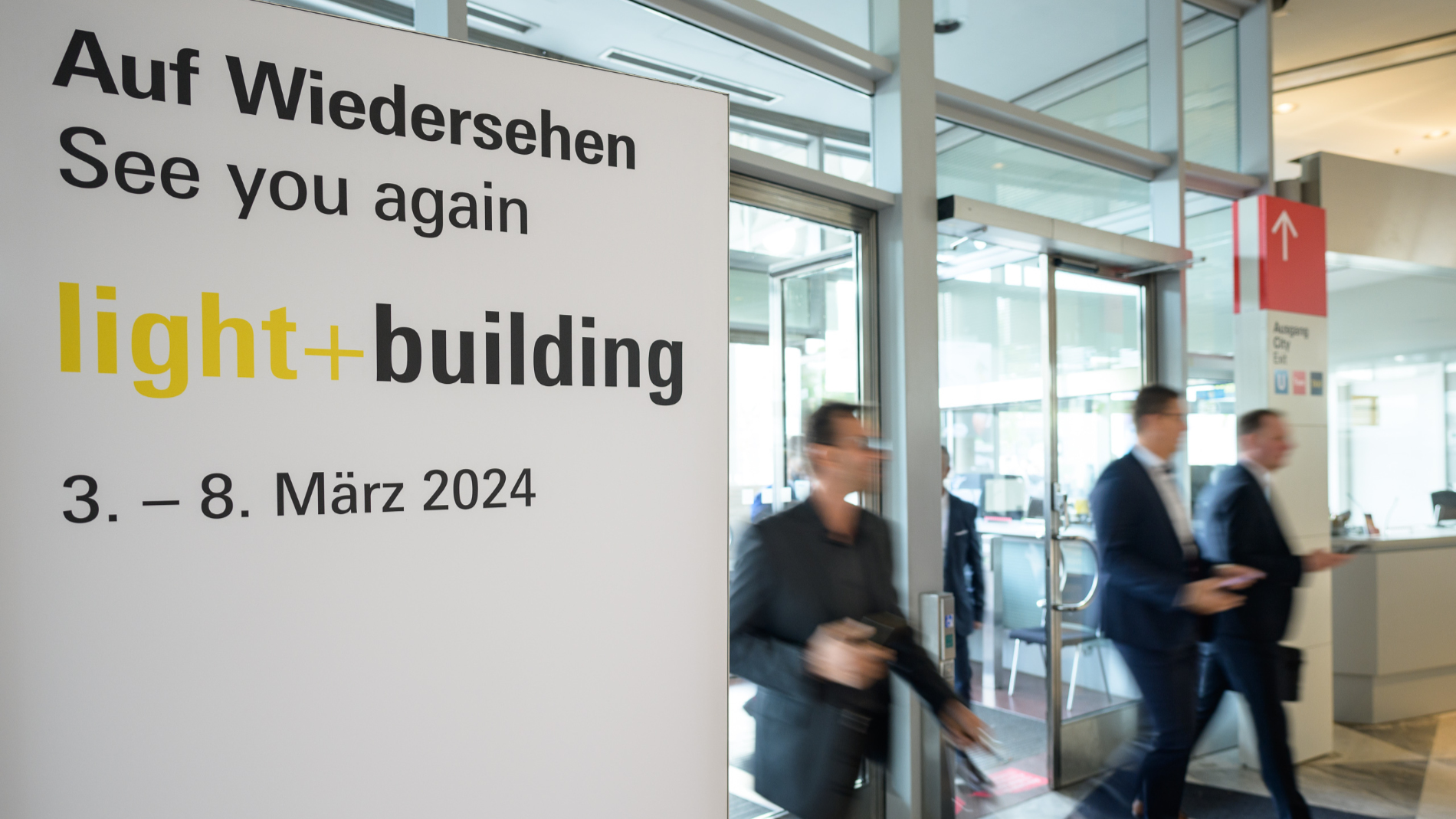 Satisfied visitors express their intention to return to Light + Building 2024.  (Source: Messe Frankfurt Exhibition GmbH / Pietro Sutera)