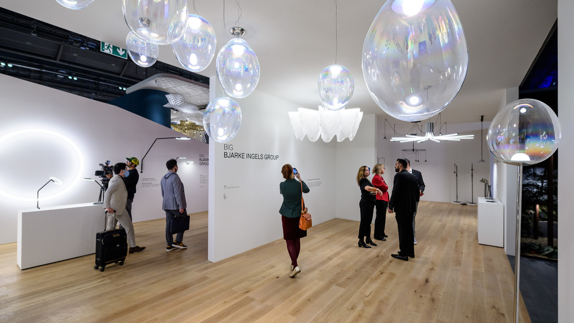 Wie schillernde Seifenblasen schweben handwerklich anspruchsvoll gefertigte Leuchten im Raum
